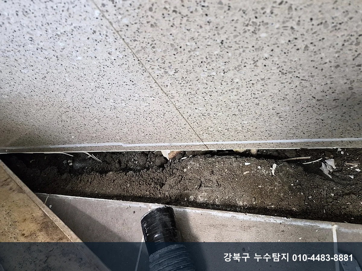 욕실 배수 트렌치를 열어 내부를 확인한 모습
